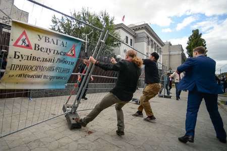 حمله به رای دهندگان روسی در اوکراین (+عکس)