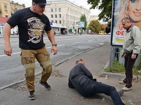 حمله به رای دهندگان روسی در اوکراین (+عکس)