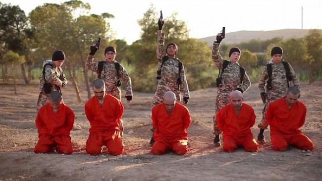 اعدام 5 نفر توسط کودکان داعشی (+فیلم)