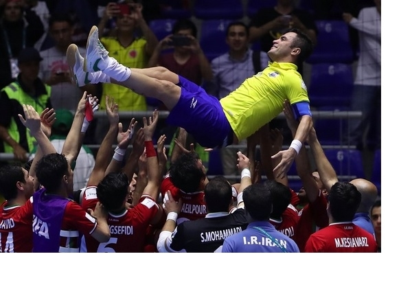 روی دست گرفتن ستاره برزیلی توسط بازیکنان فوتسال ایران پس از پیروزی (+عکس)