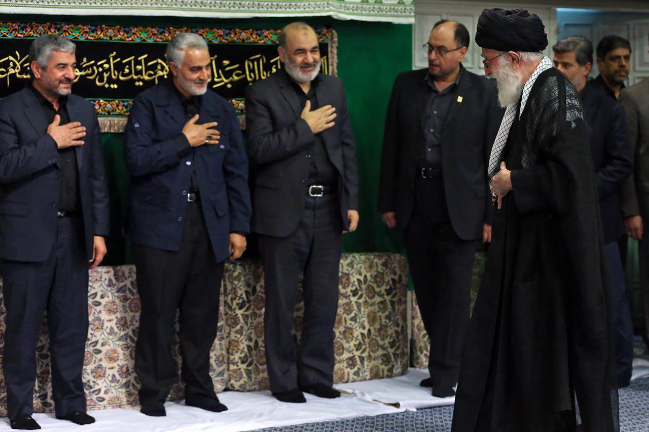 حضور قاسم سلیمانی در مراسم شام غریبان حسینیه امام خمینی (+عکس)