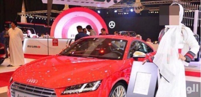 عربستان سعودی؛ بازداشت 4 نفر به دلیل استفاده از مدل زن محجبه در نمایشگاه خودرو (+عکس)