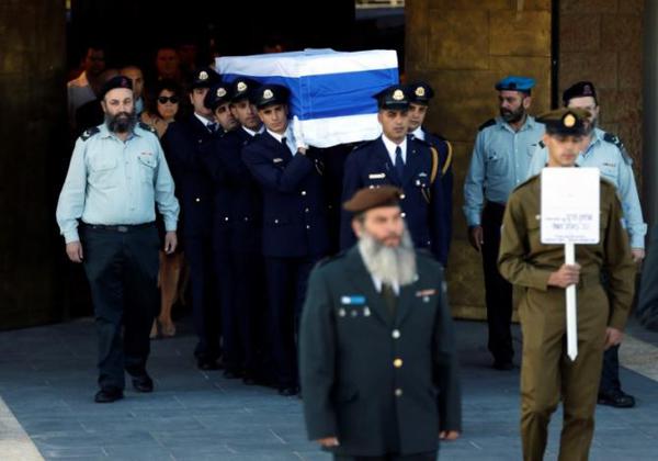 دست دادن محمود عباس و نتانیاهو در مراسم تشییع جنازه پِرز