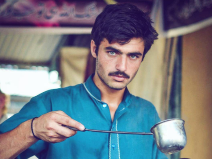 پاکستان؛ چشمان سبز تغییر زندگی یک فروشنده به دلیل چشمان سبز (+عکس)