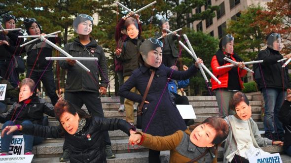 جنجال دوست هیچ کاره رییس جمهور  کره جنوبی/  خانم پارک تحت فشار تظاهراتی که با 200 نفر شروع شد/ نخست وزیر برکنار شد