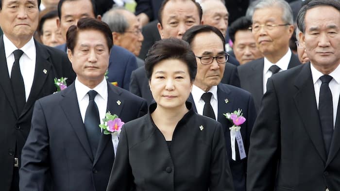 جنجال دوست هیچ کاره رییس جمهور  کره جنوبی/  خانم پارک تحت فشار تظاهراتی که با 200 نفر شروع شد/ نخست وزیر برکنار شد