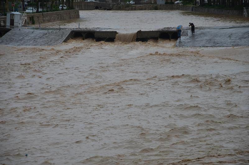 سیلاب در خرم‌آباد قربانی گرفت/ دختر دانشجو غرق شد