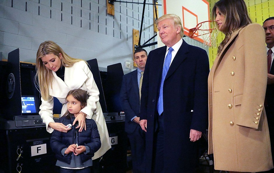 دونالد ترامپ به همراه دخترش پای صندوق رای حاضر شد (+عکس)