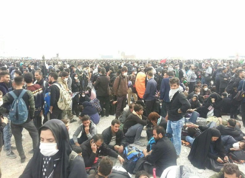 مرز مهران مملو از زائران اربعین؛ سرگردانی مردم در ‌بیابان‌ها‌/ شرط عراقی‌ها برای بازگشایی مرز (+عکس)