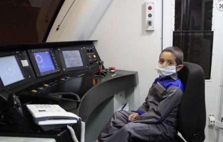 کودک سرطانی با راهبری مترو شیراز به آرزویش رسید (+عکس)