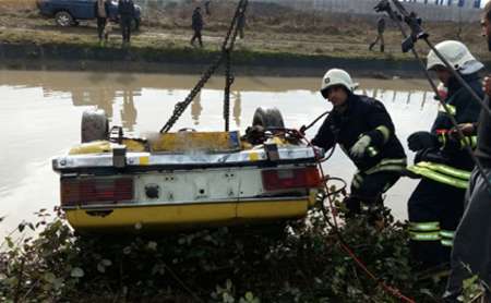 مرگ راننده تاکسی به علت سقوط در کانال آب رشت (+عکس)