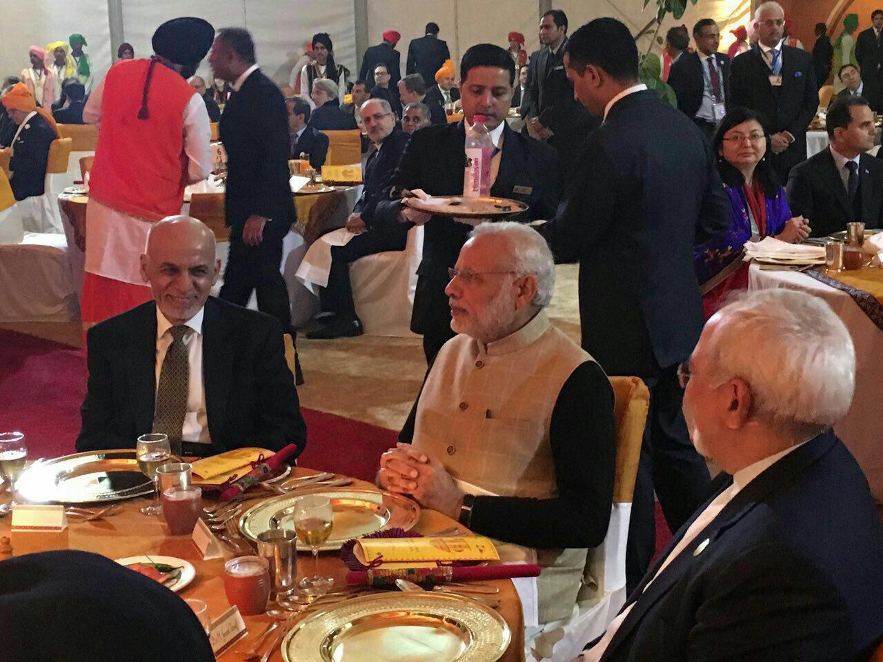 حضور ظریف در ضیافت شام نخست‌وزیر هند (+عکس)