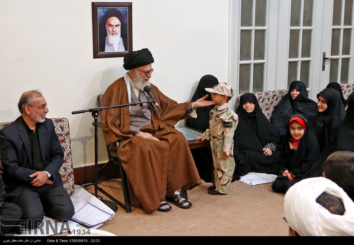 دیدار جمعی از خانواده‌های شهدای مدافع حرم با مقام معظم رهبری (+عکس)
