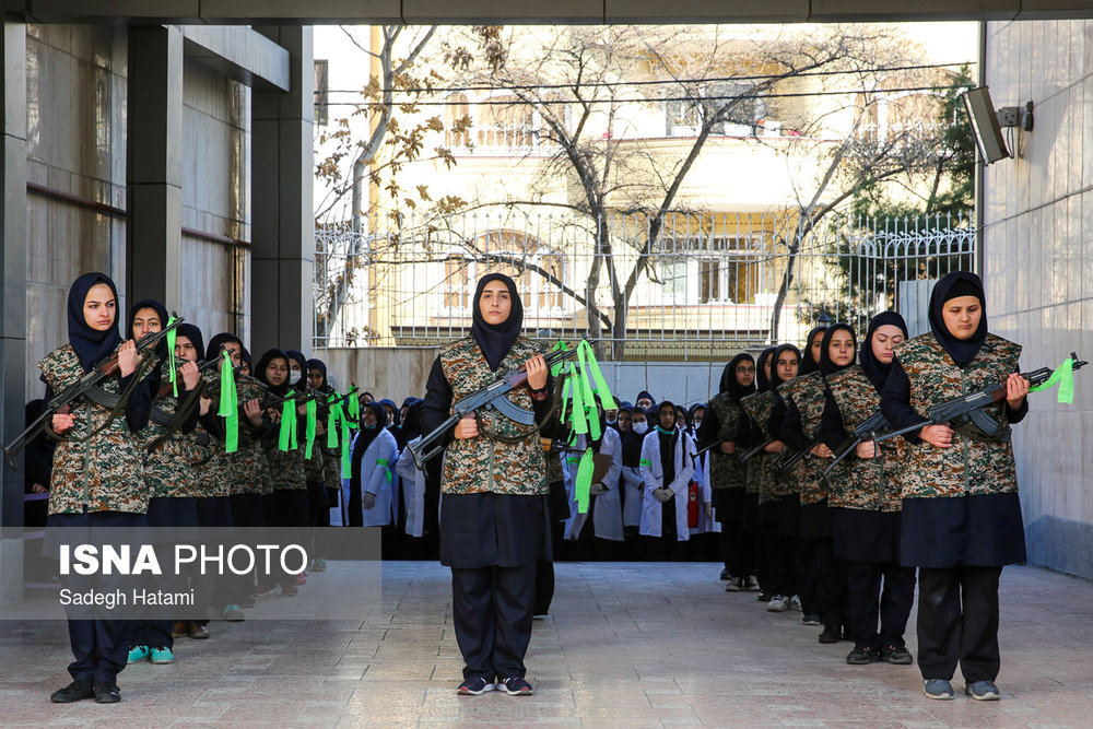رزمایش پدافند غیرعامل دختران مشهدی در مدرسه (+عکس)