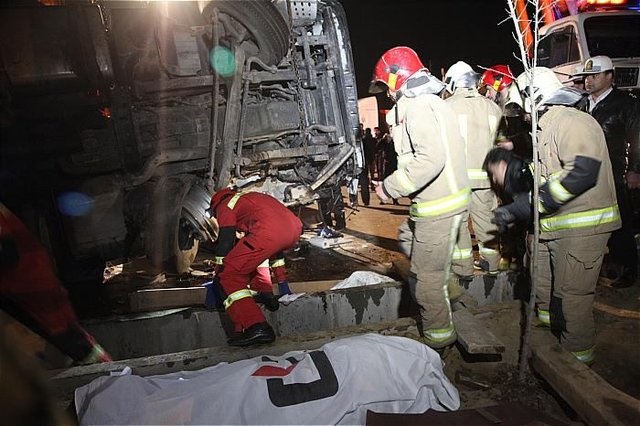 واژگونی مرگبار یک تریلی ترکیه ای حامل مواد شیمیایی در بزرگراه فتح تهران (+عکس)