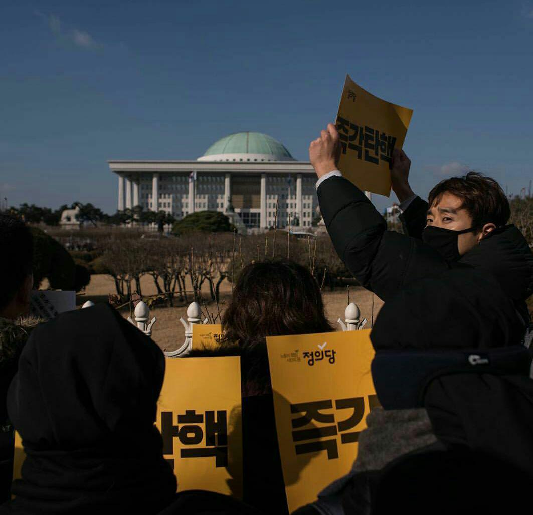 برکناری رییس جمهور کره جنوبی به دلیل دخالت های دوست قدیمی و سوء استفاده مالی
