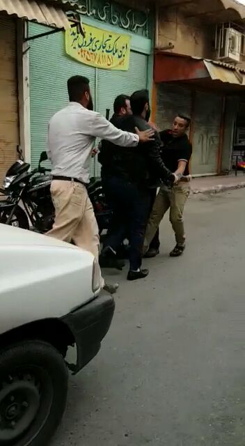 حمله با شوکر برقی به زن دستفروش اهوازی (+عکس)/ شهرداری تکذیب کرد