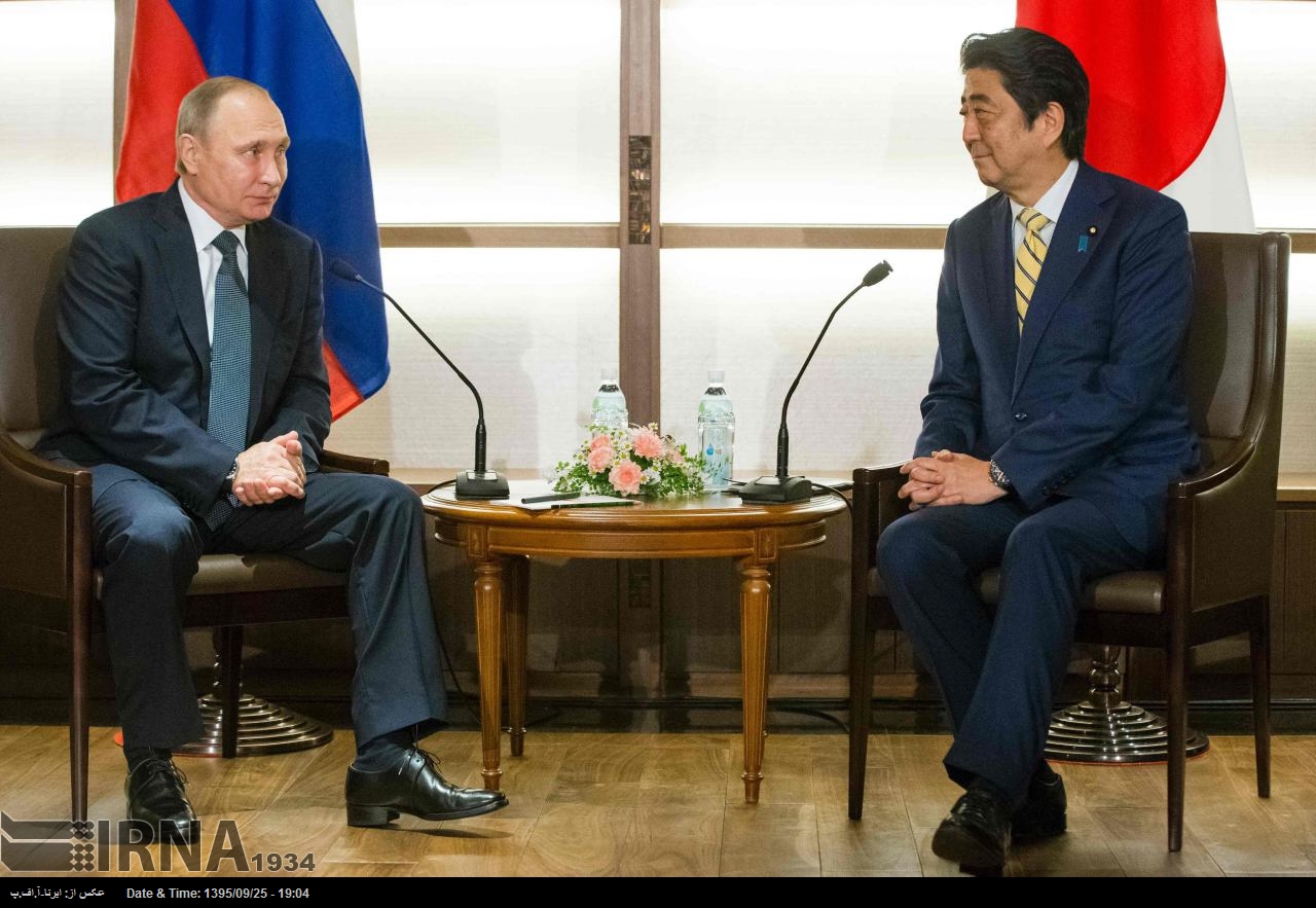 دیدار پوتین با نخست وزیر ژاپن در توکیو (عکس)