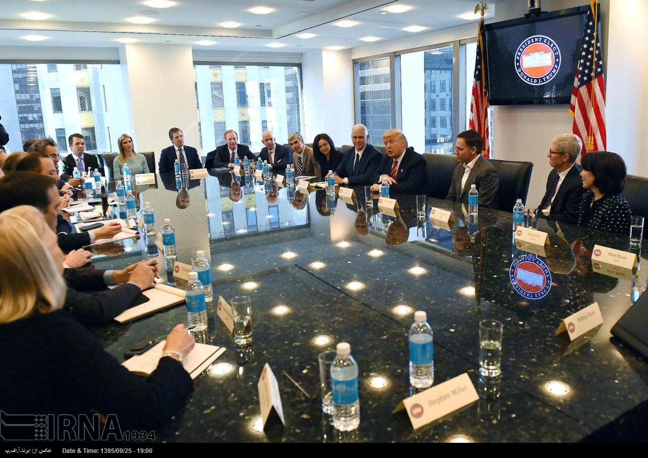 نشست ترامپ در برج طلایی با رهبران عرصه تکنولوژی آمریکا (عکس)