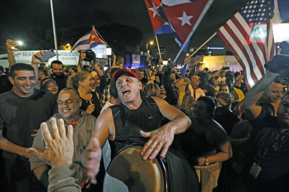 شادمانی ضد انقلاب های کوبایی از مرگ کاسترو(+عکس)