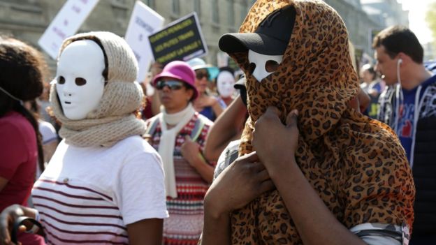 تظاهرات زنان روسپی فرانسه در اعتراض به قانون ممنوعیت پرداخت پول برای خدمات جنسی