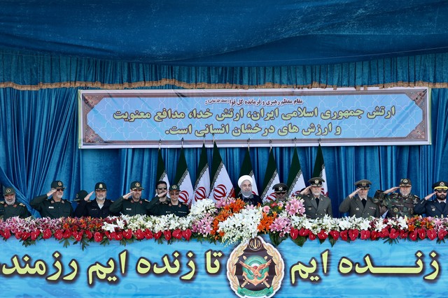 روحانی: وسوسه‌های اقتصادی نیروهای مسلح را از اهداف بلند دور می‌کند/ نیروهای مسلح باید از بازی‌های سیاسی به دور باشند