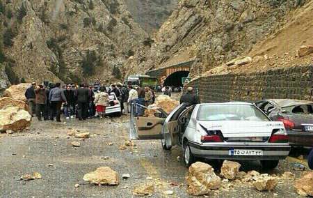 6 مصدوم در ریزش سنگ در جاده هراز (عکس)
