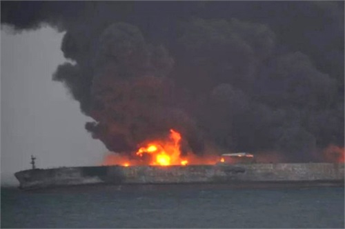 انفجار نفتکش ایرانی در مسیر کره جنوبی (+عکس) / 30 ایرانی ناپدید شدند