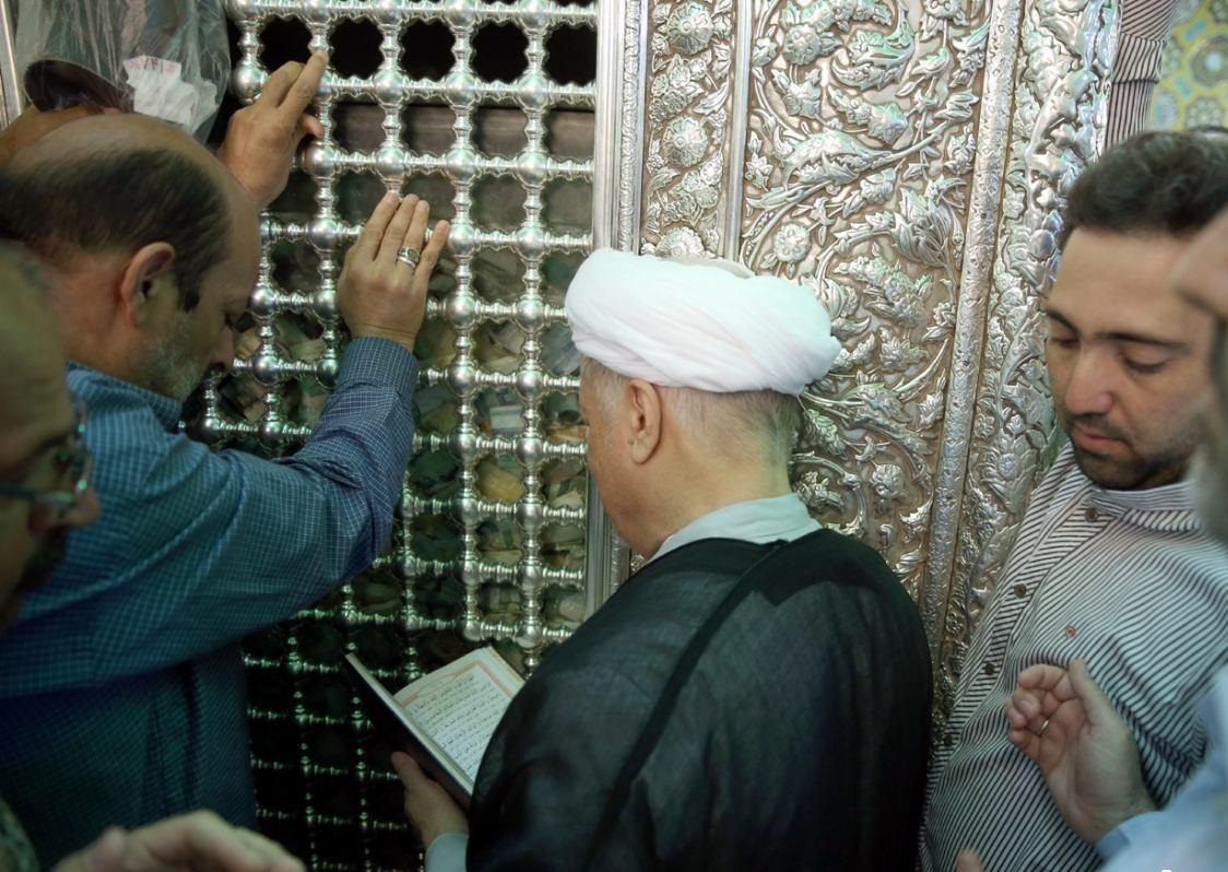 روزنامه جمهوری اسلامی: پس از سالها، عکس هاشمی در معابر مشهد نصب شد