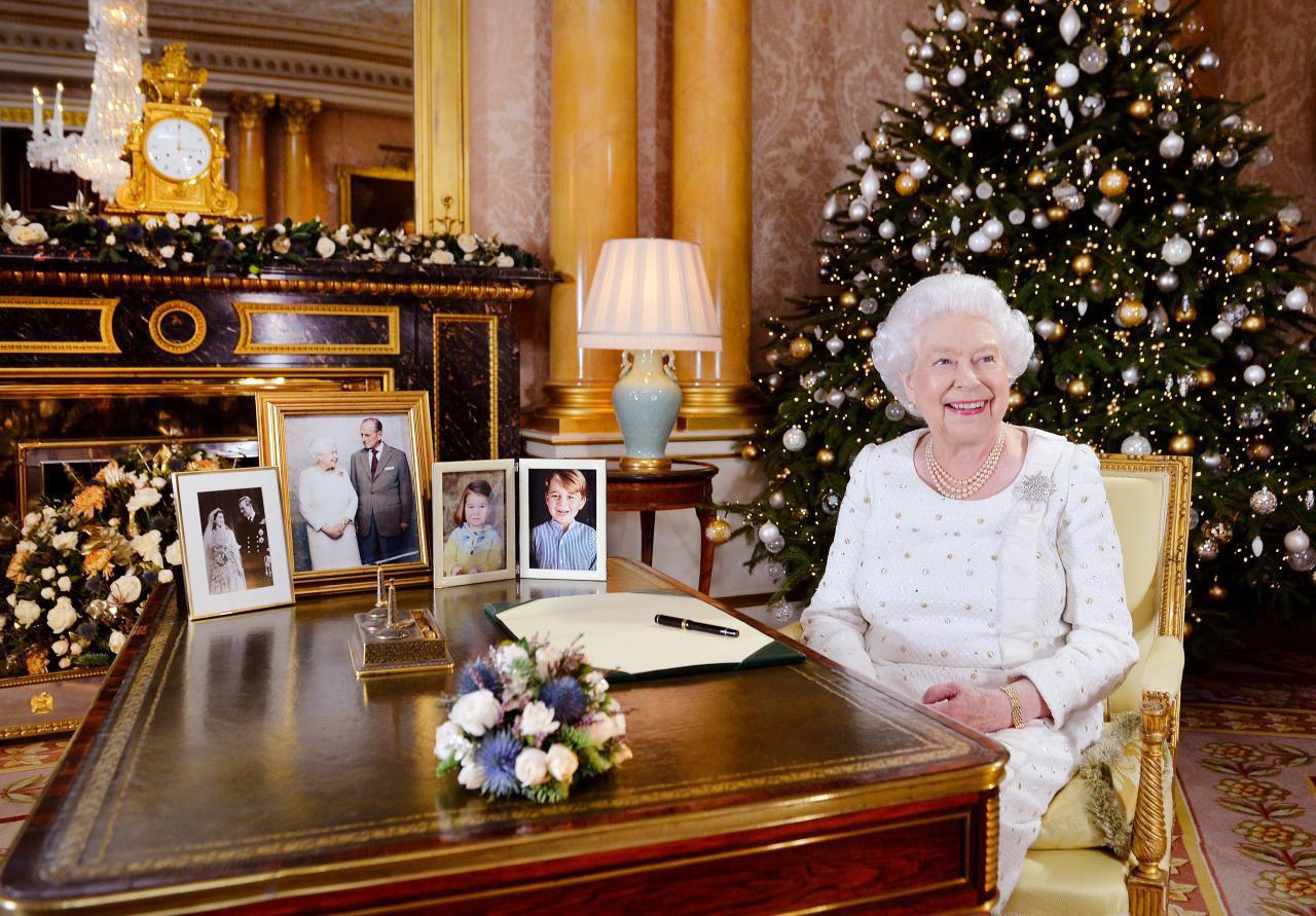 ملکه الیزابت در جشن کریسمس (عکس)