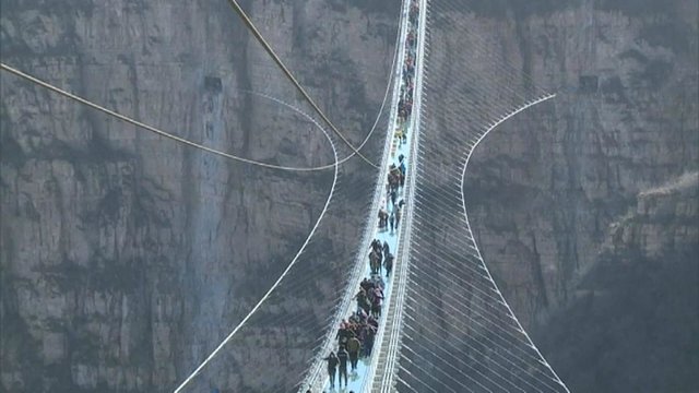 ازدحام چینی‌ ها برای بازدید از طولانی‌ترین پل شیشه‌ای جهان (+عکس)