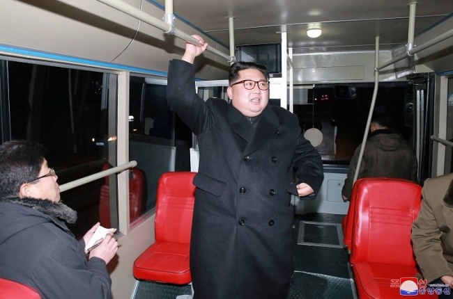 گردش شبانه رهبر کره شمالی با اتوبوس (عکس)