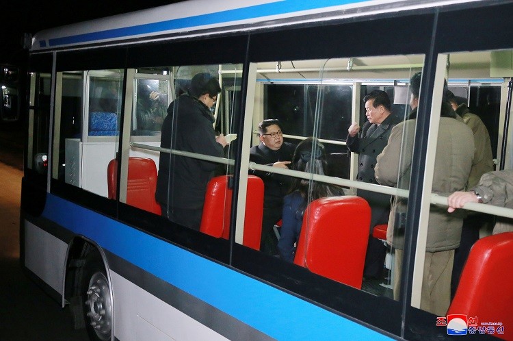 گردش شبانه رهبر کره شمالی با اتوبوس (عکس)