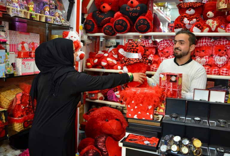 اولین ولنتاین در موصل بعد از داعش / میدان اعدام به فروش خرس و گل ولنتاین تبدیل شد