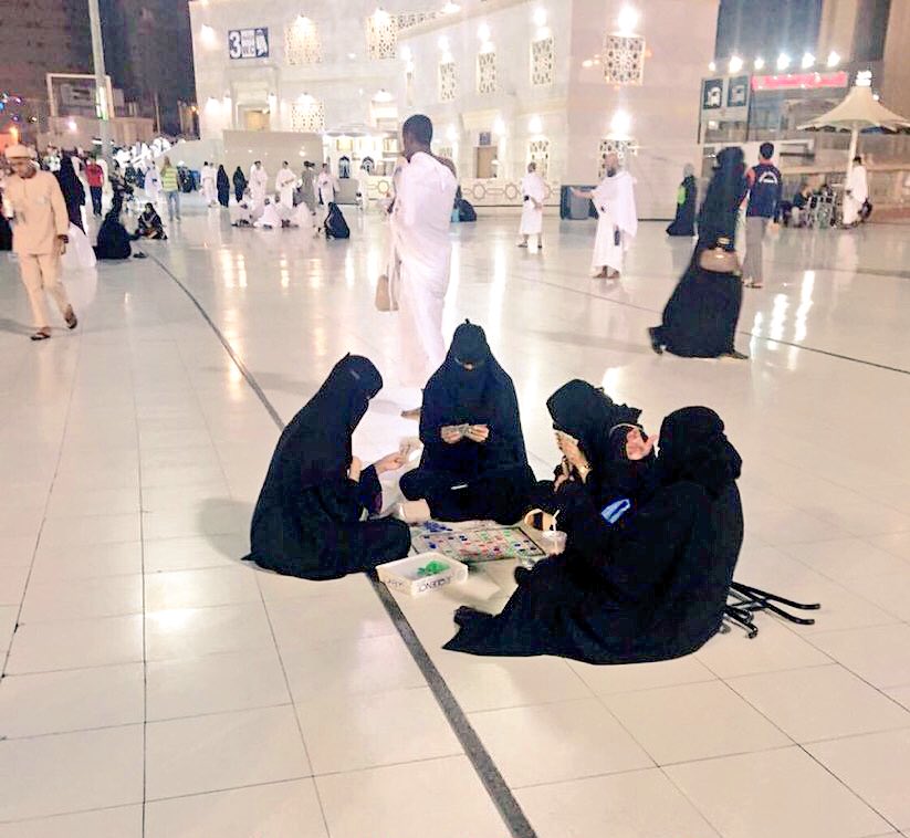 ورق بازی زنان در مسجدالحرام! (+عکس)
