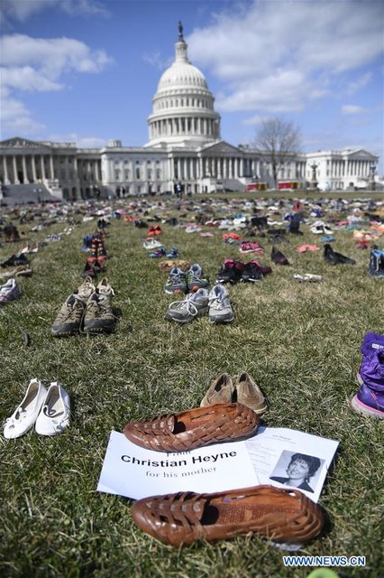 اعتراض به خشونت‌های مسلحانه در آمریکا با ۷۰۰۰ جفت کفش (+عکس)