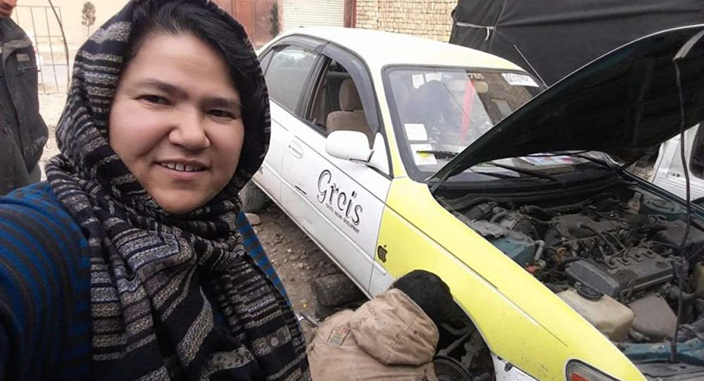 نخستین راننده تاکسی زن افغان (+عکس)