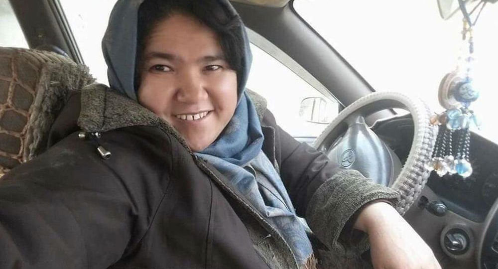 نخستین راننده تاکسی زن افغان (+عکس)