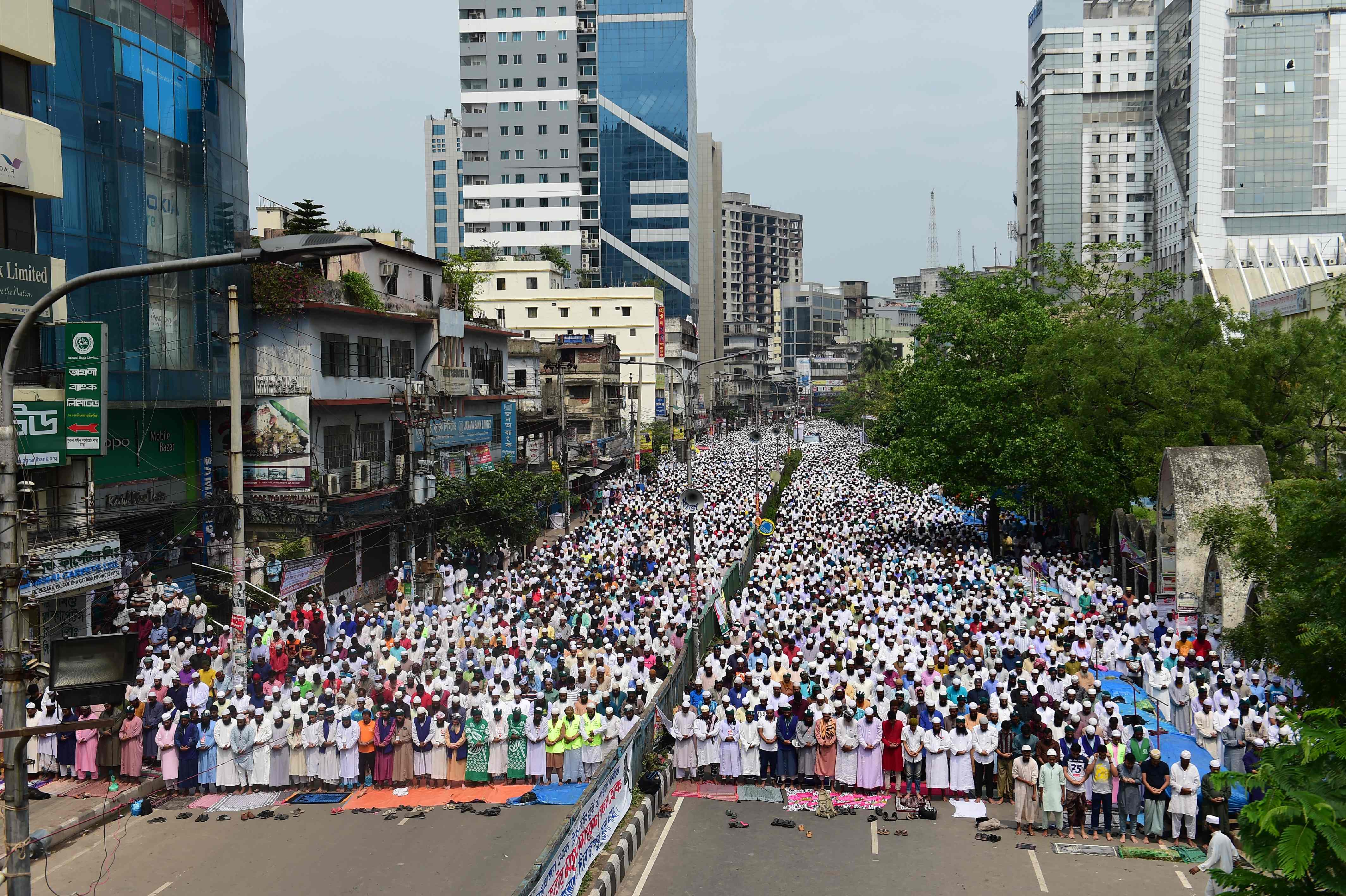 تظاهرات مسلمانان بنگلادش علیه نصب تندیس الهه یونانی / تندیس قرآن را جایگزین کنید