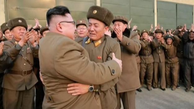 عکس: رهبر کره‌شمالی در حال کولی‌دادن به یک نظامی