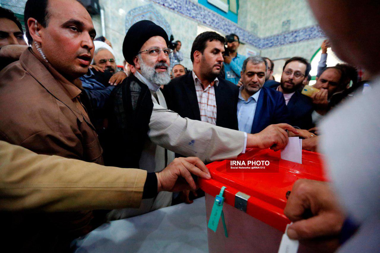 انتخابات ریاست جمهوری: آغاز رای گیری در سراسر ایران / مقام معظم رهبری رای دادند/ روحانی رای داد:  با آمادگی به قرن جدید وارد شویم