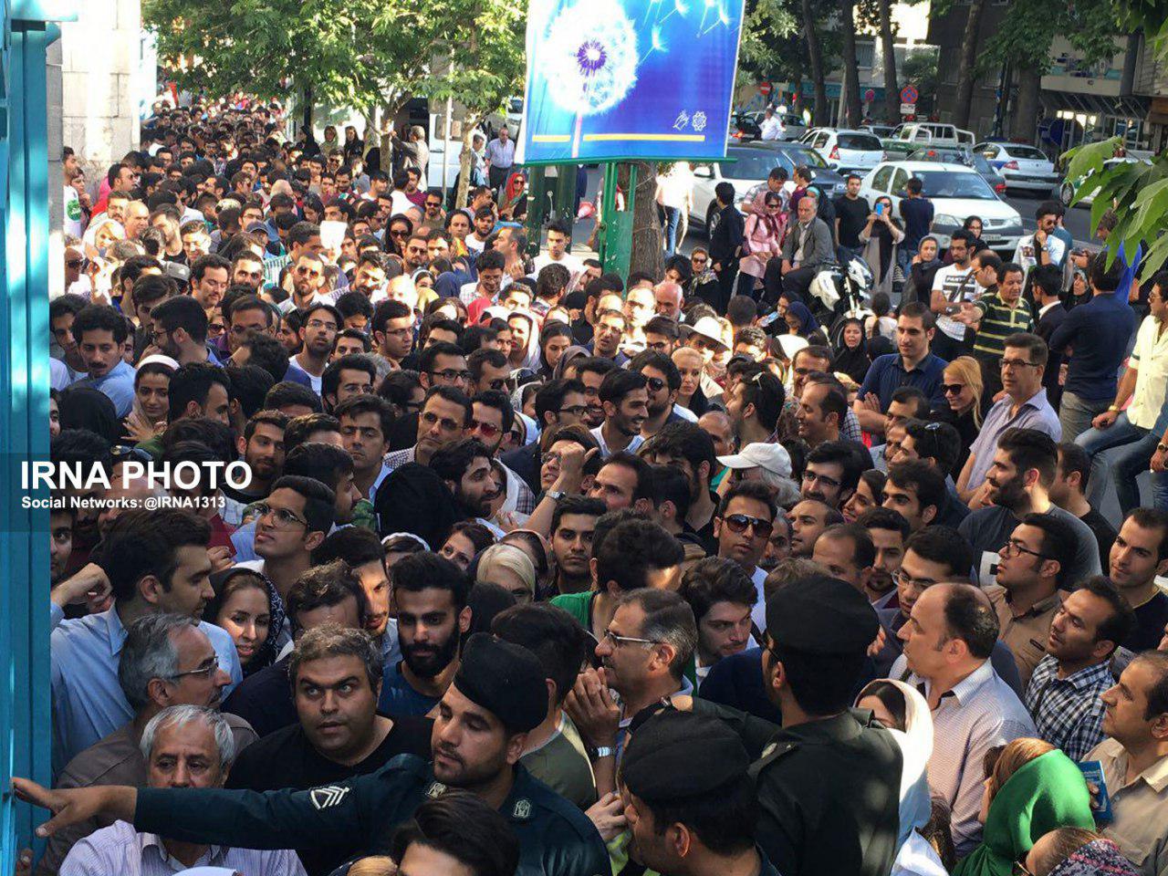 ازدحام جمعیت حسینیه ارشاد را قفل کرد (عکس)