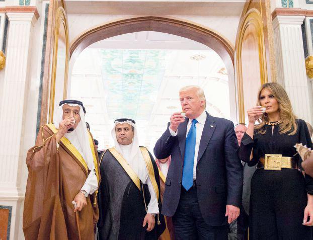 رئیس جمهور آمریکا و همسرش در حال خوردن قهوه عربی (عکس)