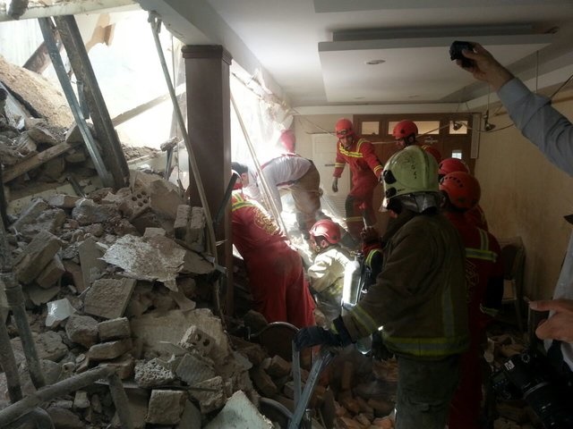 ریزش ساختمان ۴ طبقه در گیشا/ نجات ۲۰ نفر/ هنوز یک نفر زیر آوار است(+عکس)