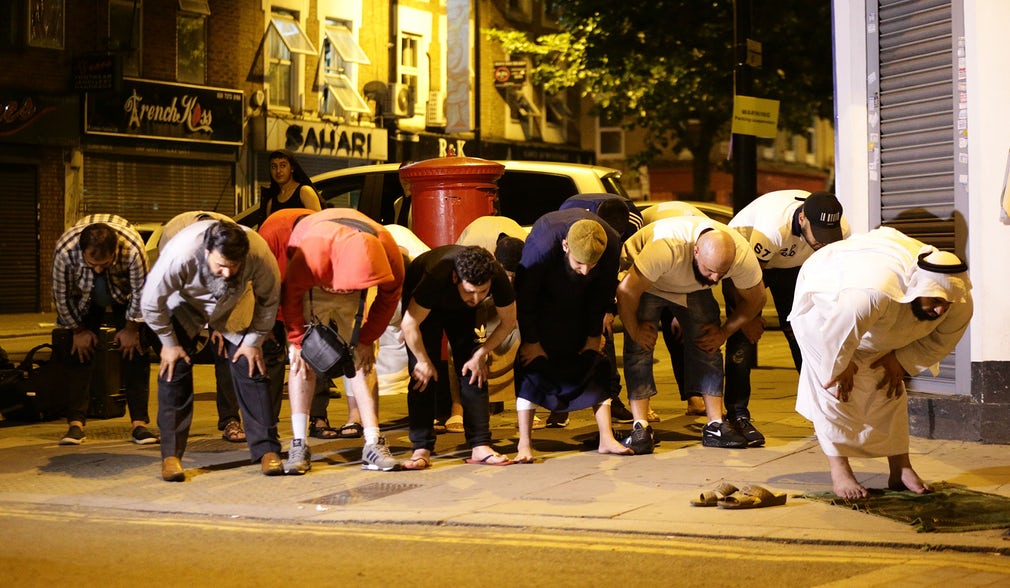 حمله خودرویی به جمعیت مسلمانان در لندن (+عکس)