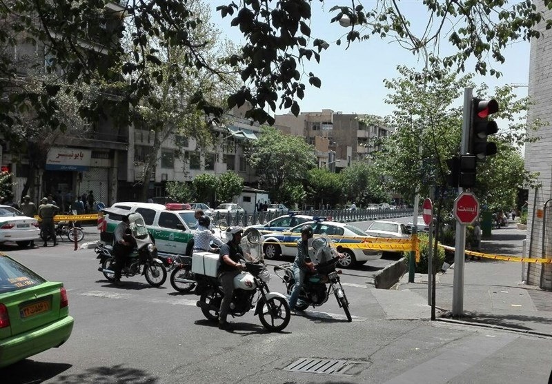 خطر از بیخ گوش ساکنان مرکز تهران گذشت/ پلیس خیابان میرزای شیرازی را بست (+عکس)