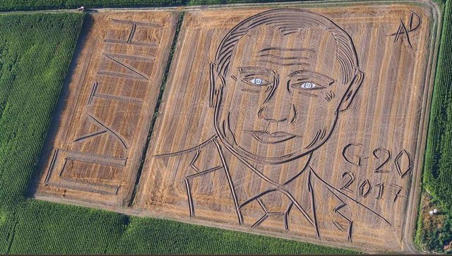 پرتره پوتین بر روی مزرعه کشاورزی در ایتالیا (+عکس)