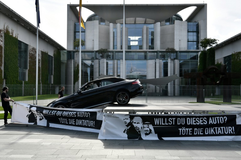 تصویر دیکتاتورها در ورودی دفتر صدراعظم آلمان؛ ملک سلمان، پوتین و اردوغان (+عکس)