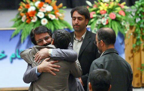 علیرضا افتخاری درباره بغل کردن احمدی‌نژاد: طناب خریدم که خودکشی کنم/ سوپرمارکت محل به من جنس نمی‌فروخت/ آژانس به من ماشین نمی‌داد/ جوری بود که اصلا نمی‌توانستم از خانه خارج شوم