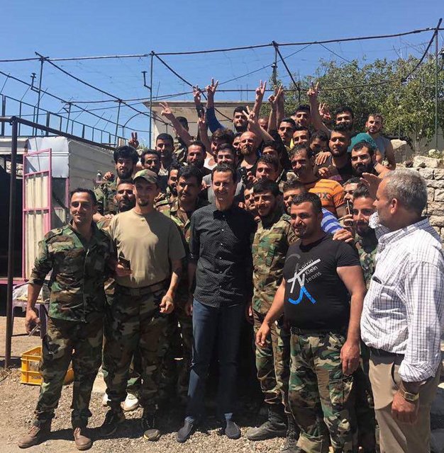 دیدار بشار اسد با خانواده‌های زخمی‌های ارتش سوریه (+عکس)